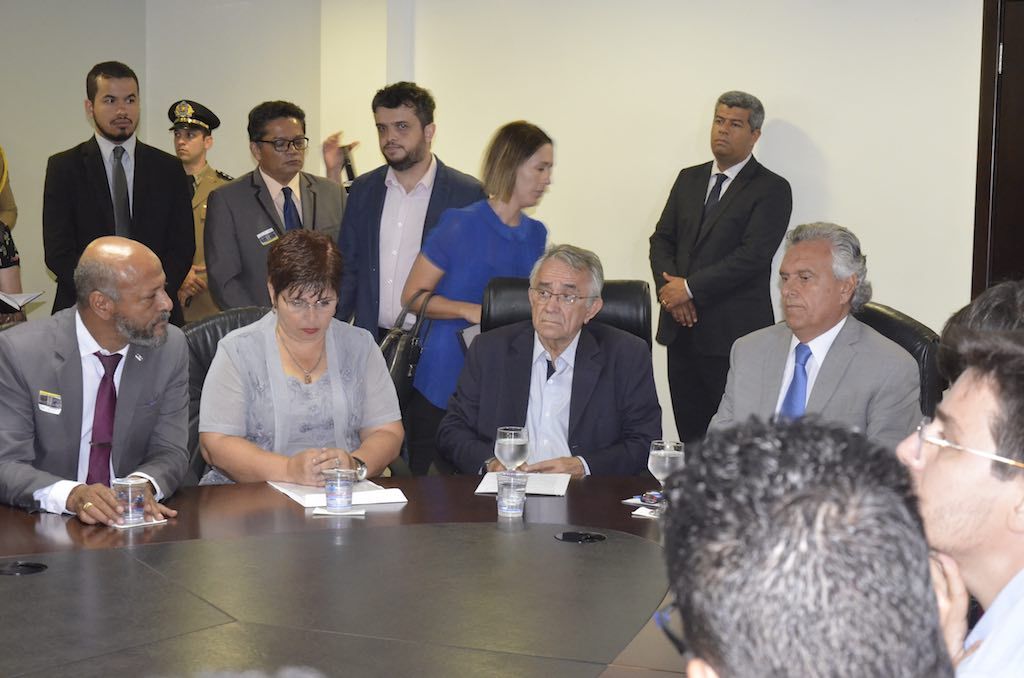 Caiado e líderes sindicais em imagem antes da reunião: Tensão ( Foto Laura Braga, Sintego)