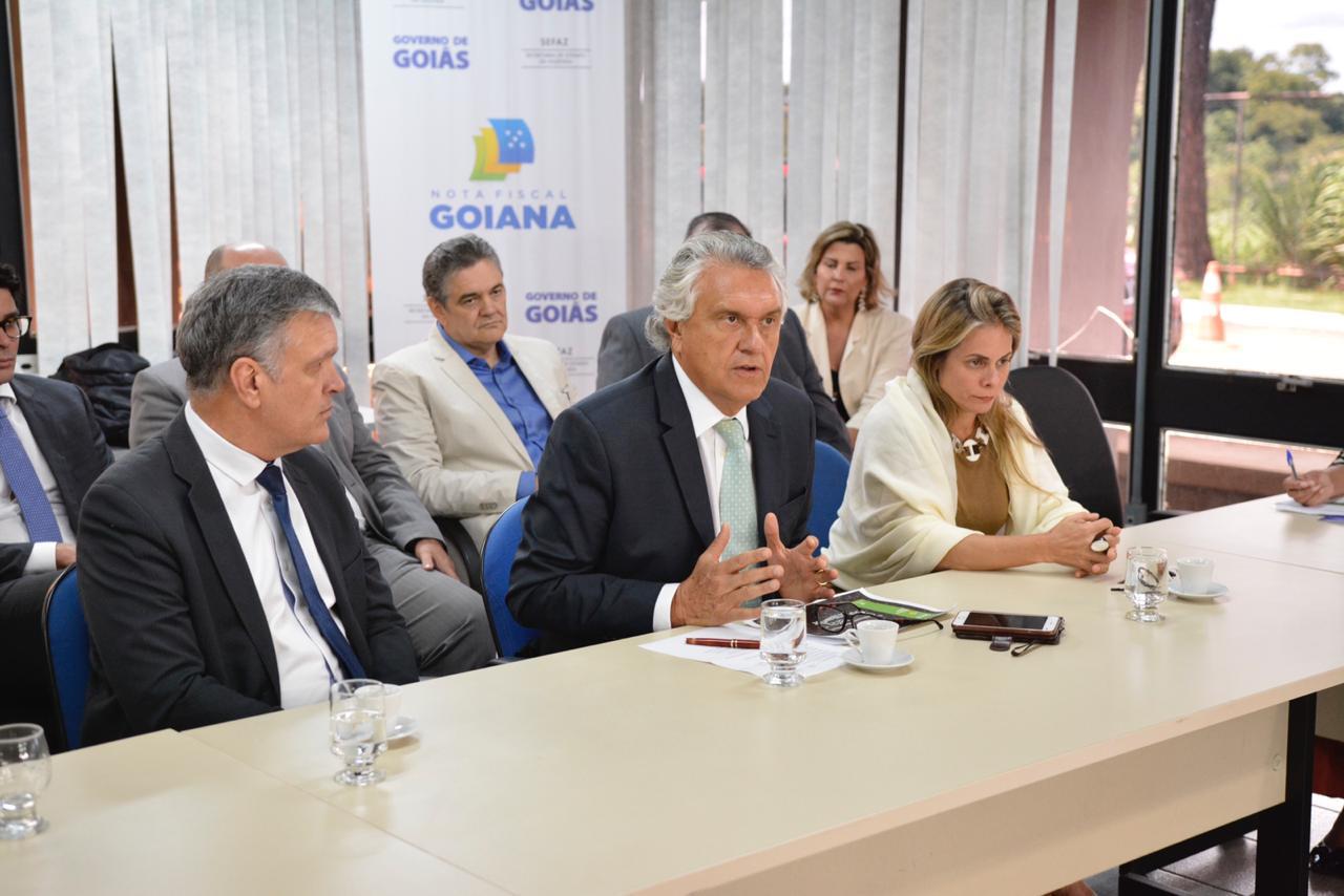 Ronaldo Caiado em reunião com técnicos da Sefaz, na segunda, 14 (foto divulgação)