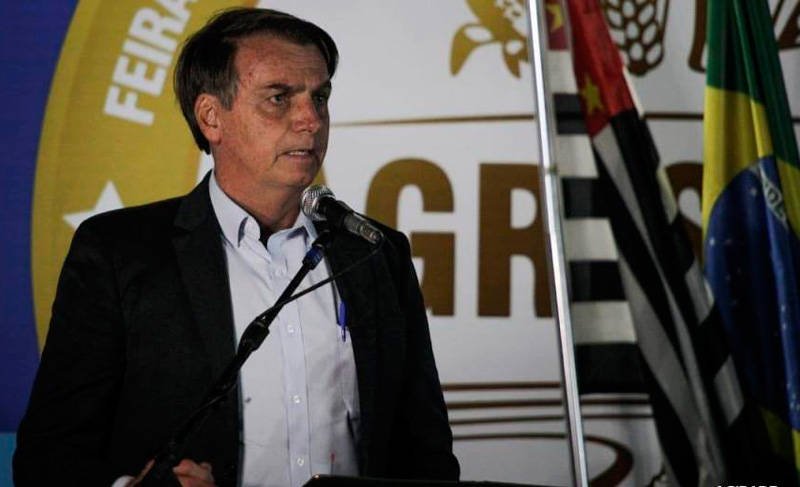 Paciente recebendo massagem na mão com uma bola de fisioterapia