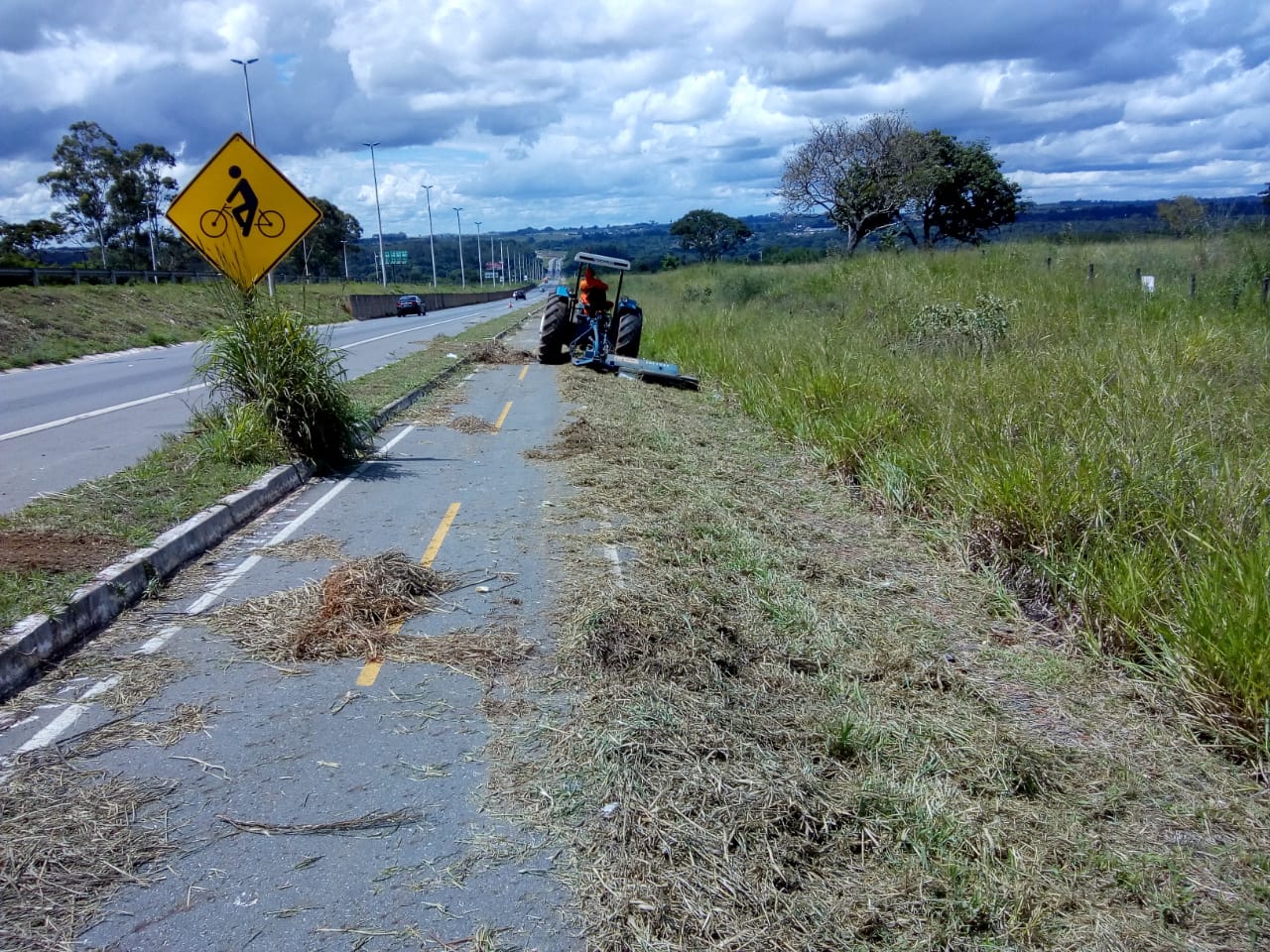 Trecho da ciclovia da GO-020 após manutenção em abril de 2019 (foto GOINFRA) limpeza ciclovia goinfra