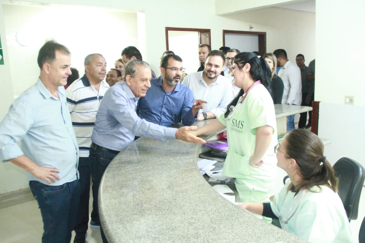 Grão-de-bico torrado em um recipiente com papel toalha em cima de uma mesa de madeira