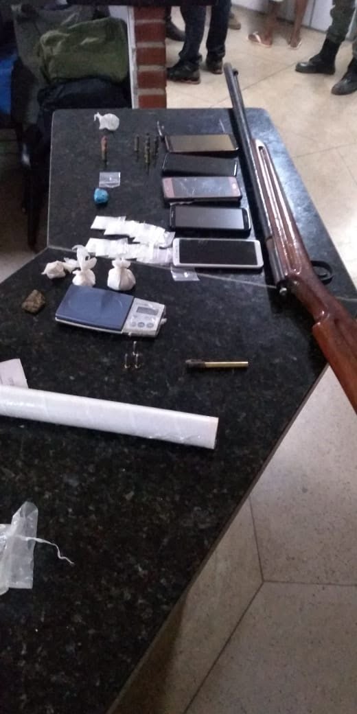 Materiais apreendidos durante prisão (Foto: PMGO) arma apreendida foto pmgo