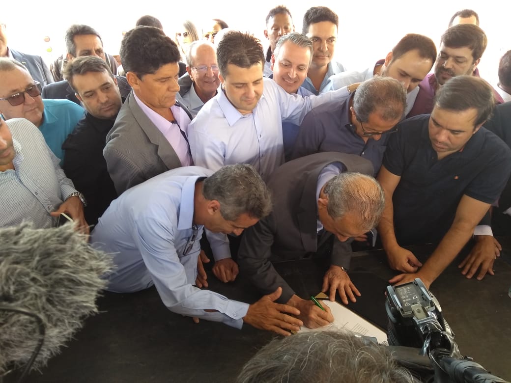 Prefeito e lideranças durante assinatura da Ordem de Serviço (Foto: Samuel Straioto) obra ponte vila alpes 2