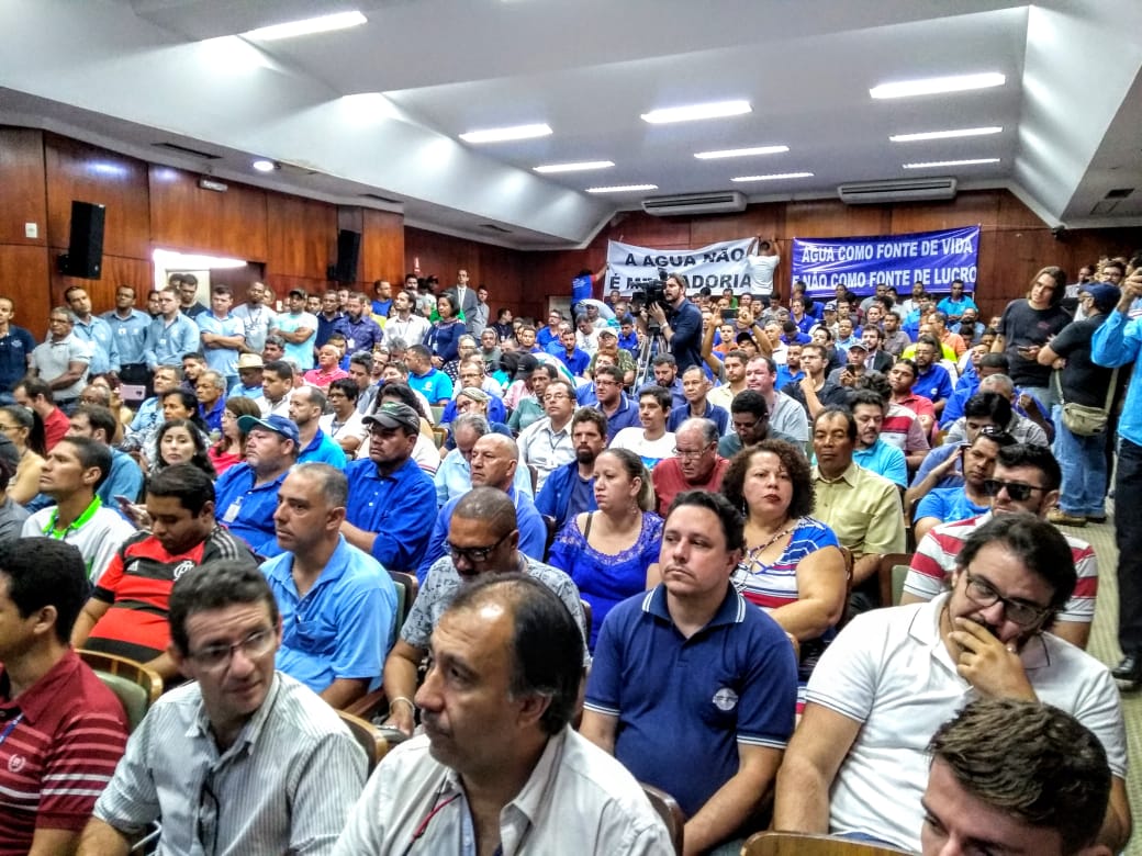 Trabalhadores da Saneago acompanharam audiência. (Foto: Samuel Straioto) trabalhadores saneago