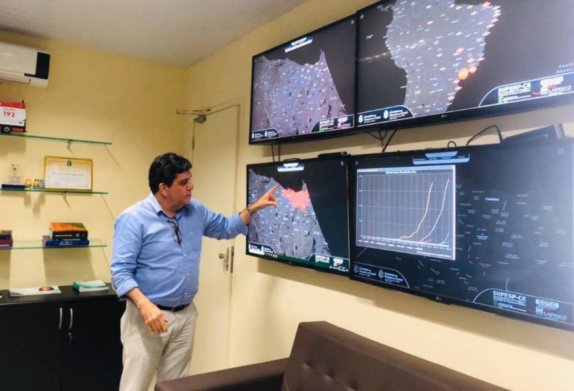 Menina vestindo blusa branca orando a luz do sol