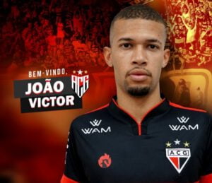 Zagueiro João Vicotr, 21 anos, é reforço no Atlético Goianiense