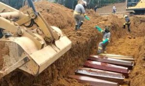 Foto de enterro em cova coletiva em Manaus durante a pandemia