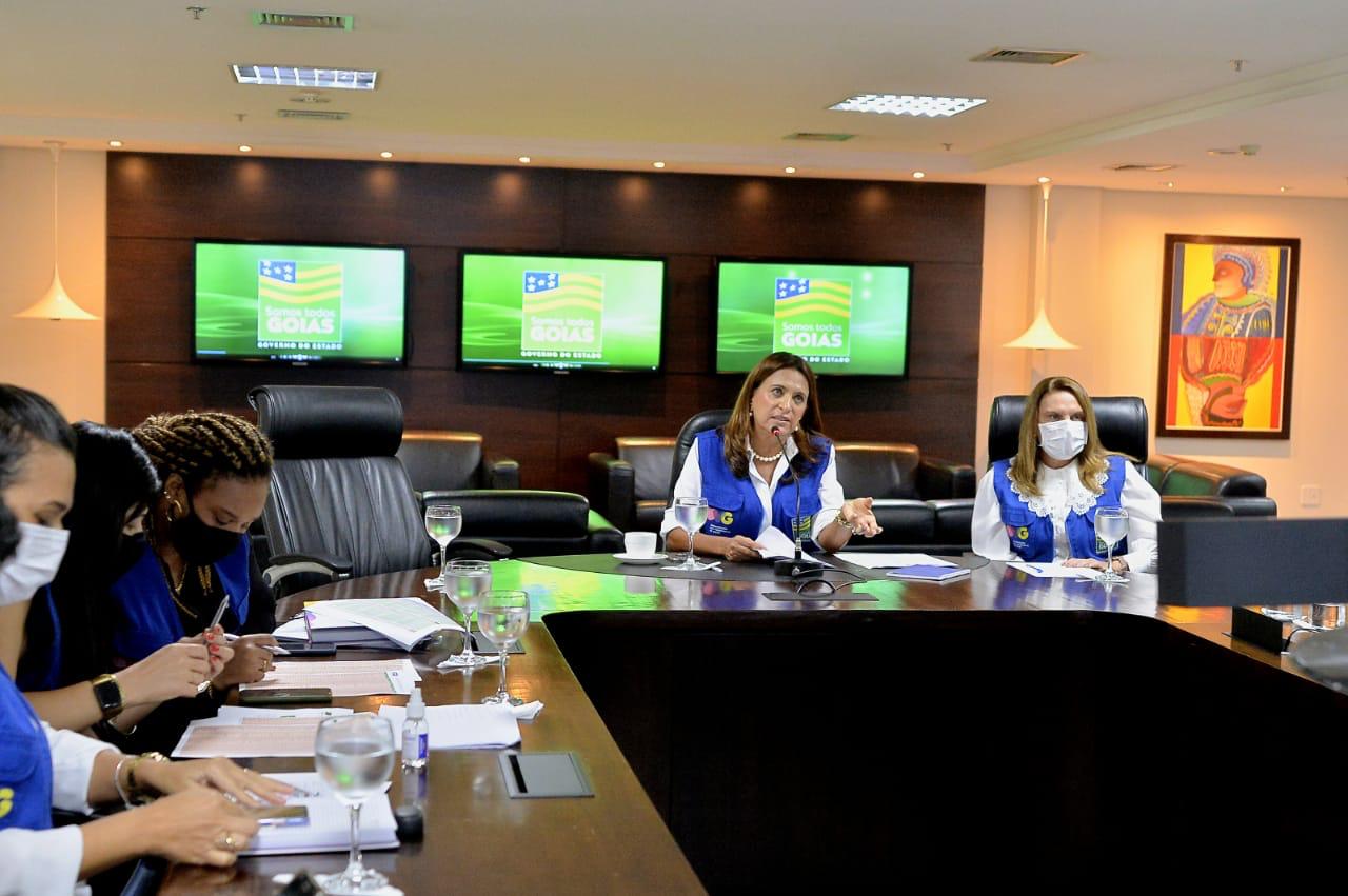 Gracinha Caiado em reunião com representantes de municípios na área da assistência social