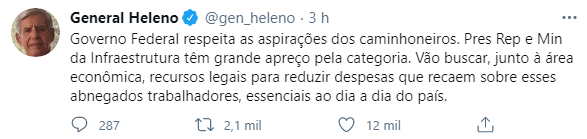 Recipiente de vidro com creme de morango decorado com uma folha de manjericão