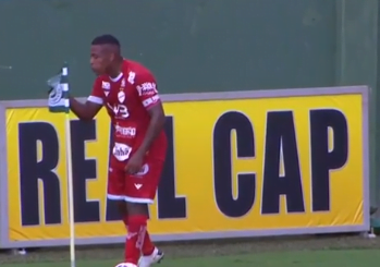 Alan Mineiro cospe na bandeira do Goiás