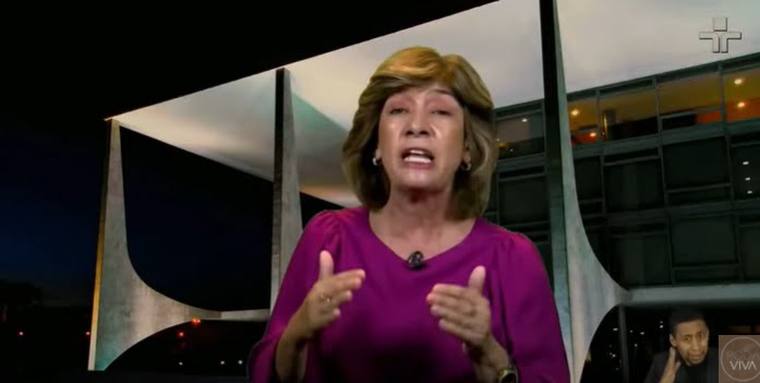 Prato preto com panqueca de banana, aveia e chia com banana e um pote de mel ao lado