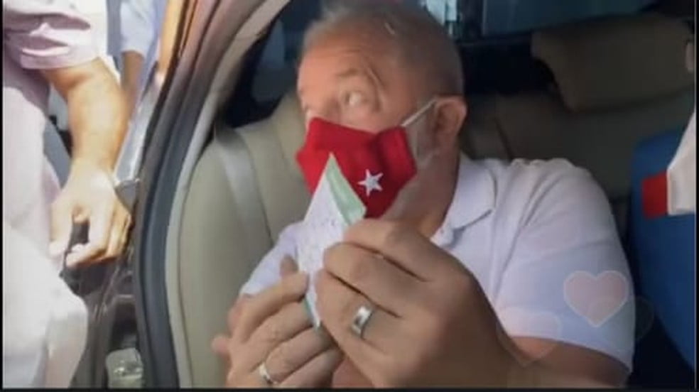 Bolo de cenoura em cima de um prato branco com um pedaço cortado