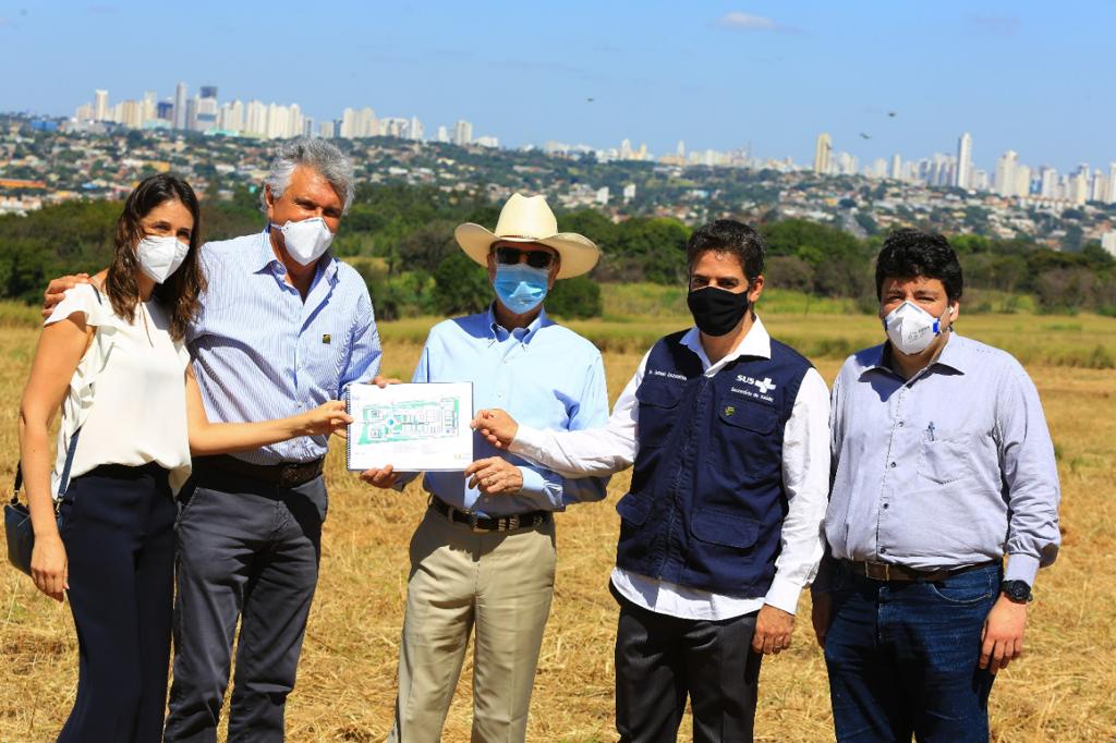 O governador Ronaldo Caiado durante vistoria a área doada pela Embrapa, onde será construído complexo de tratamento contra o câncer, ao lado do titular da Secretaria-Geral da Governadoria, Adriano da Rocha Lima, secretário de Saúde, Ismael Alexandrino, presidente do Hospital do Amor, de Barretos (SP), Henrique Prata, arquiteta responsável pelo projeto, Carla Vilhena Darahem