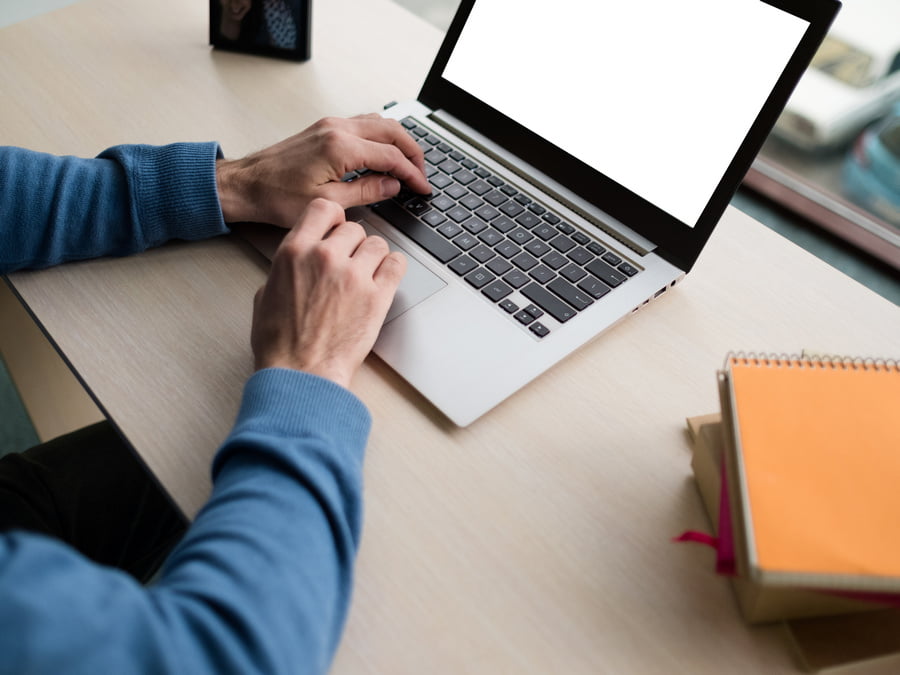 Ilustração do signo de Leão em um fundo roxo e vermelho