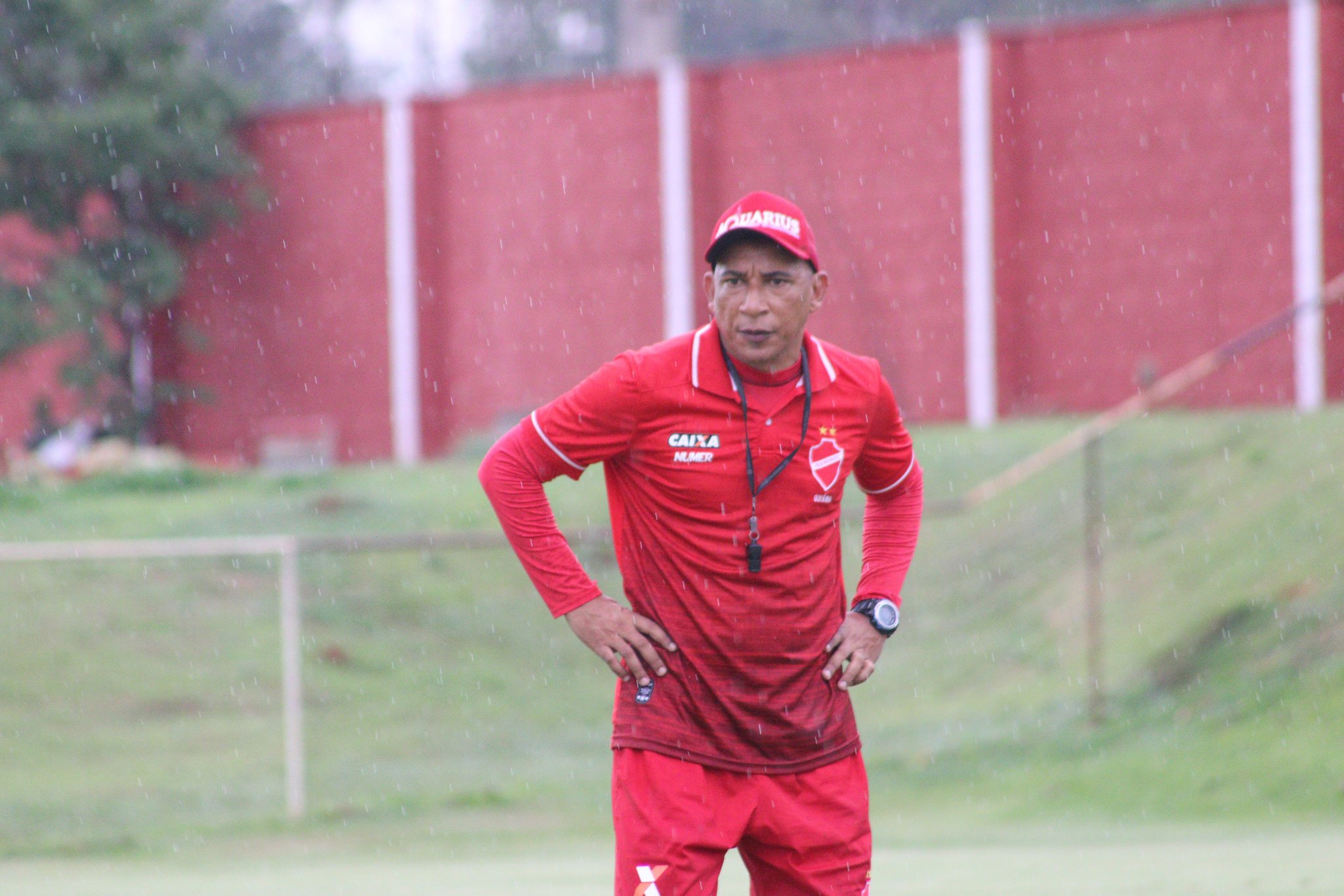 Mulher passando protetor solar na beira de uma piscina