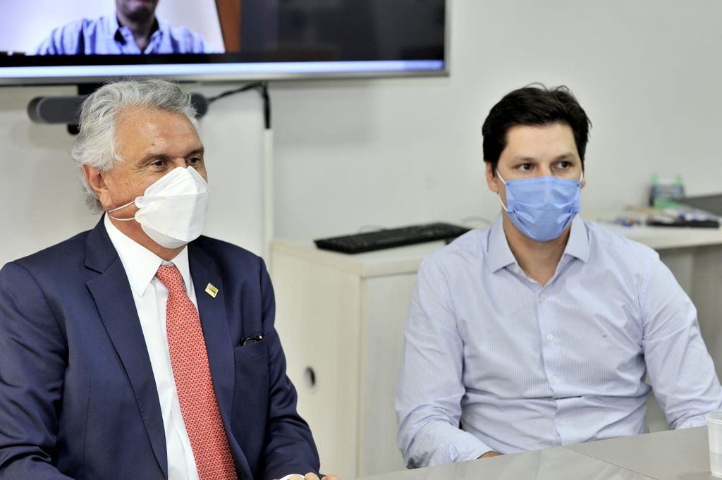 Personagens do filme 'Caramuru: A invenção do Brasil' conversando na praia 