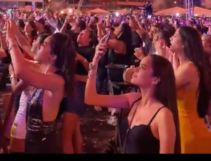 Pizza com molho de tomate, brócolis, tomate e cogumelo