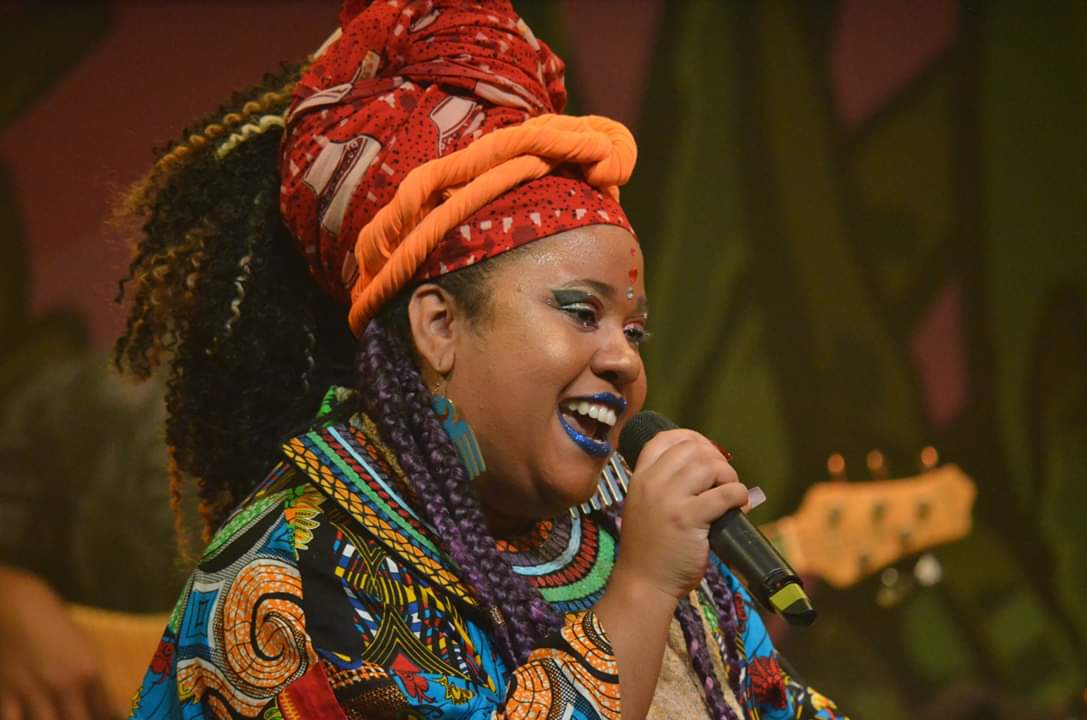 Cantora Thainá Janaina cantando