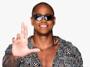 Cantor leo santana de óculos escuros e camisa florida aberta no peito