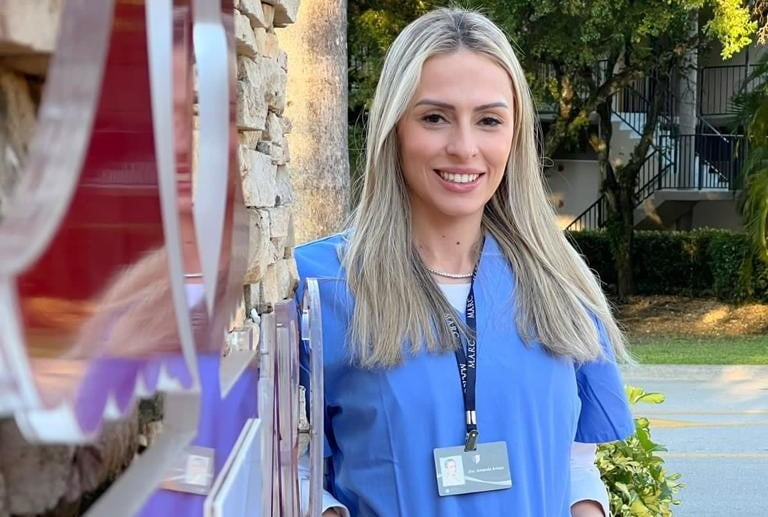 Salada de feijão preto em recipiente metálico