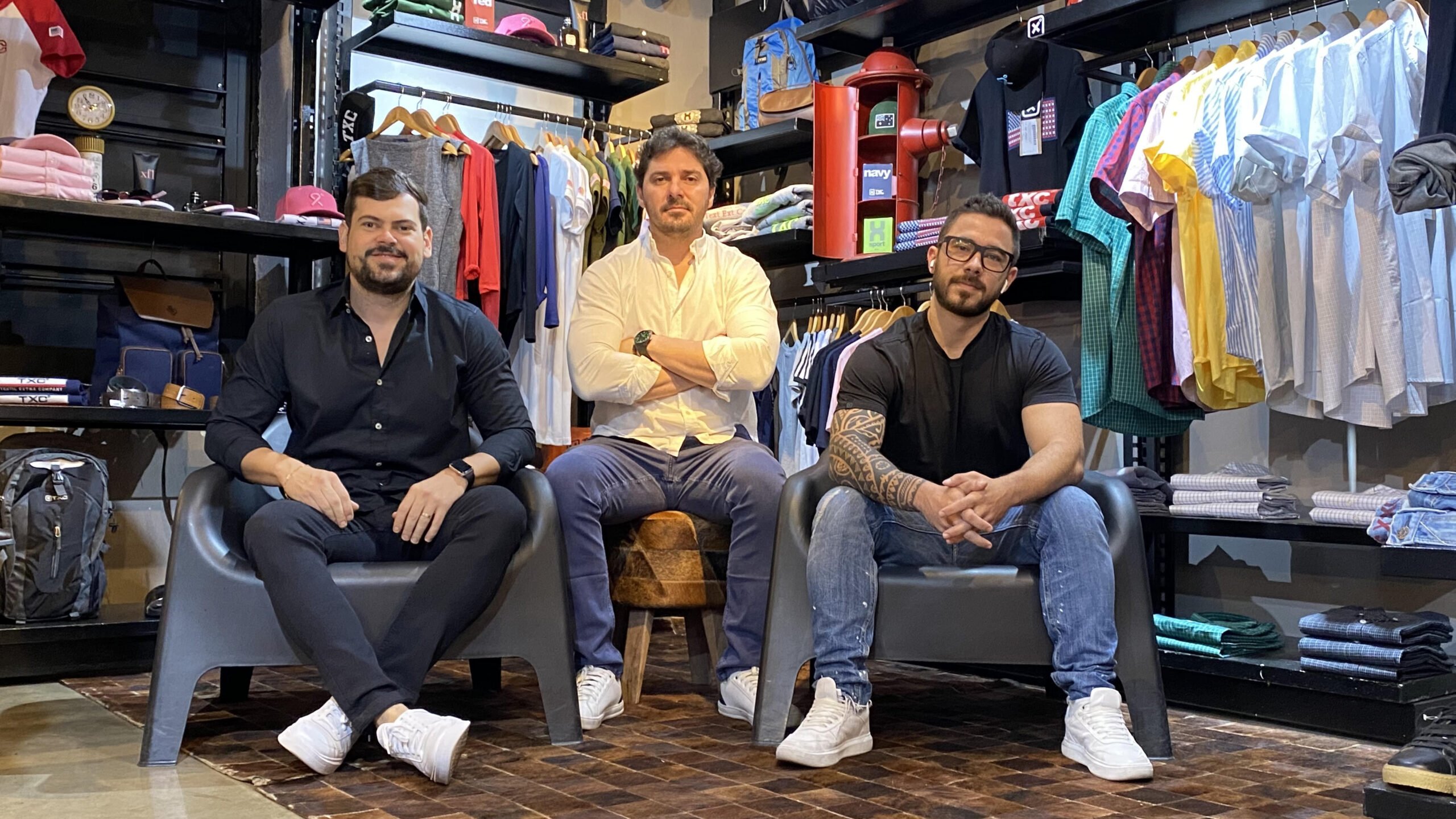 Sócios Antônio Rodrigues Neto, Rubens Inácio e Rafael Biazin realizam doações para os desabrigados da Bahia (Foto Divulgação).