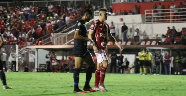 Homem em uma academia fazendo exercício físico