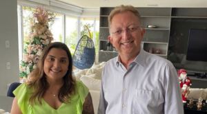 Vereadora Sabrina Garcez em foto com o deputado João Campos