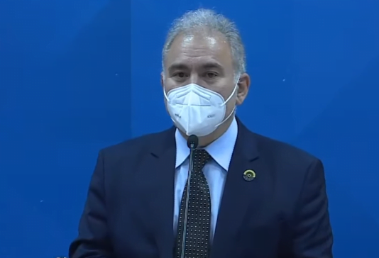 Prato branco com lentilha, cenoura, ervilha, frango e linguiça calabresa 