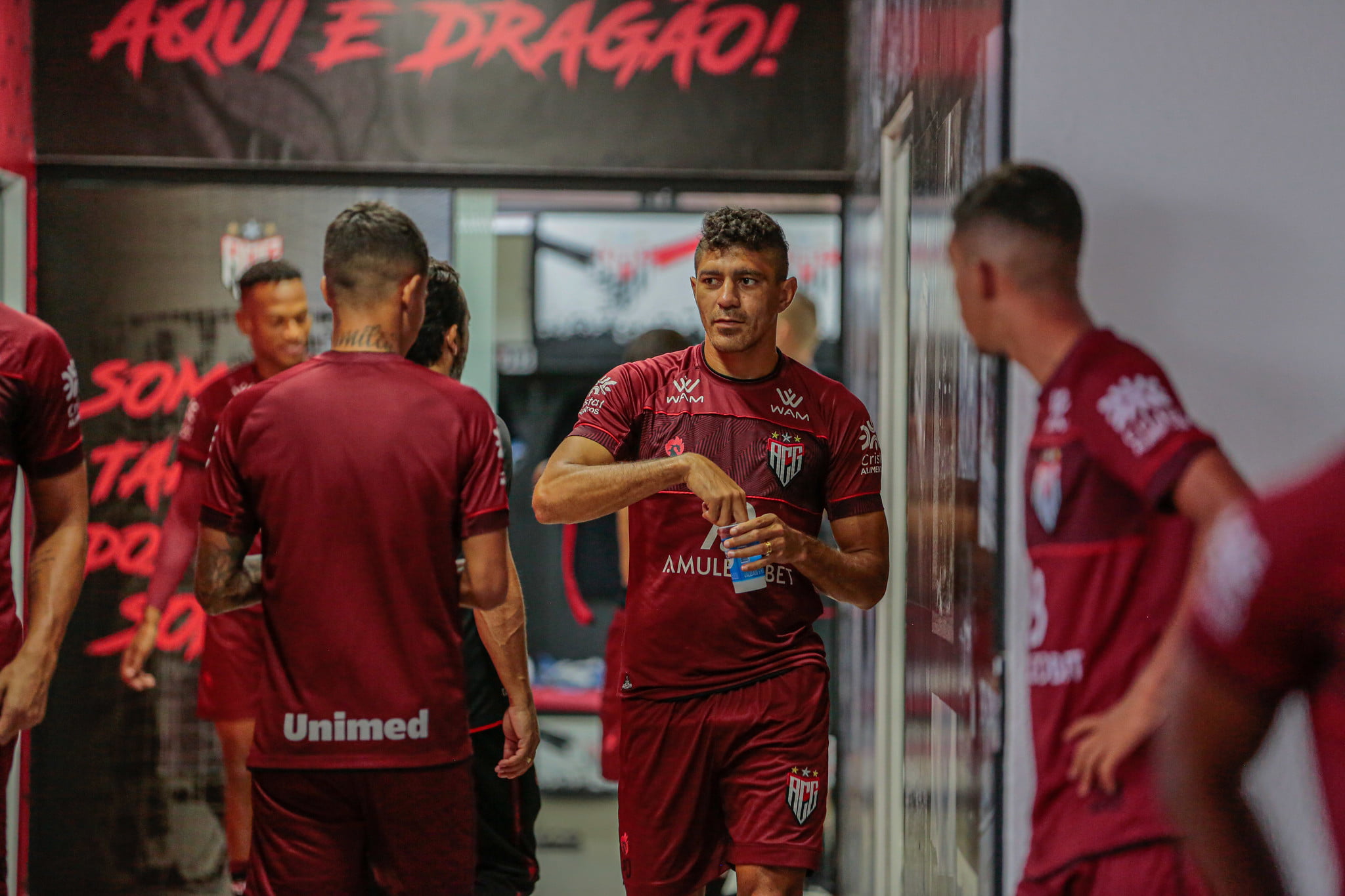 Cuscuz marroquino com vegetais em recipiente 