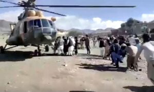 Helicópteros retiram feridos após terremoto no Afeganistão (Crédito: BAKHTAR NEWS AGENCY/Divulgação via REUTERS)