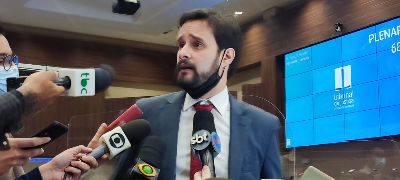 Ilustração de um tigre dourado em um fundo vermelho com detalhes dourado