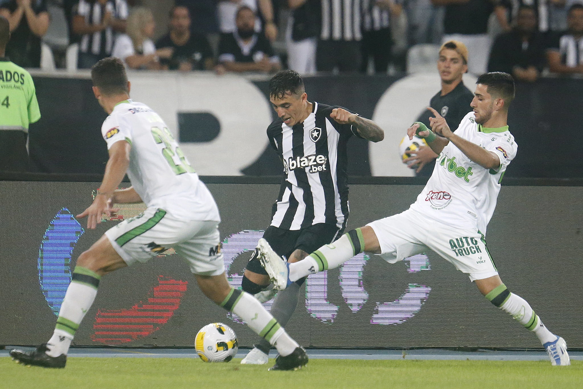 Botafogo volta a perder para o América-MG e está eliminado da Copa do ...