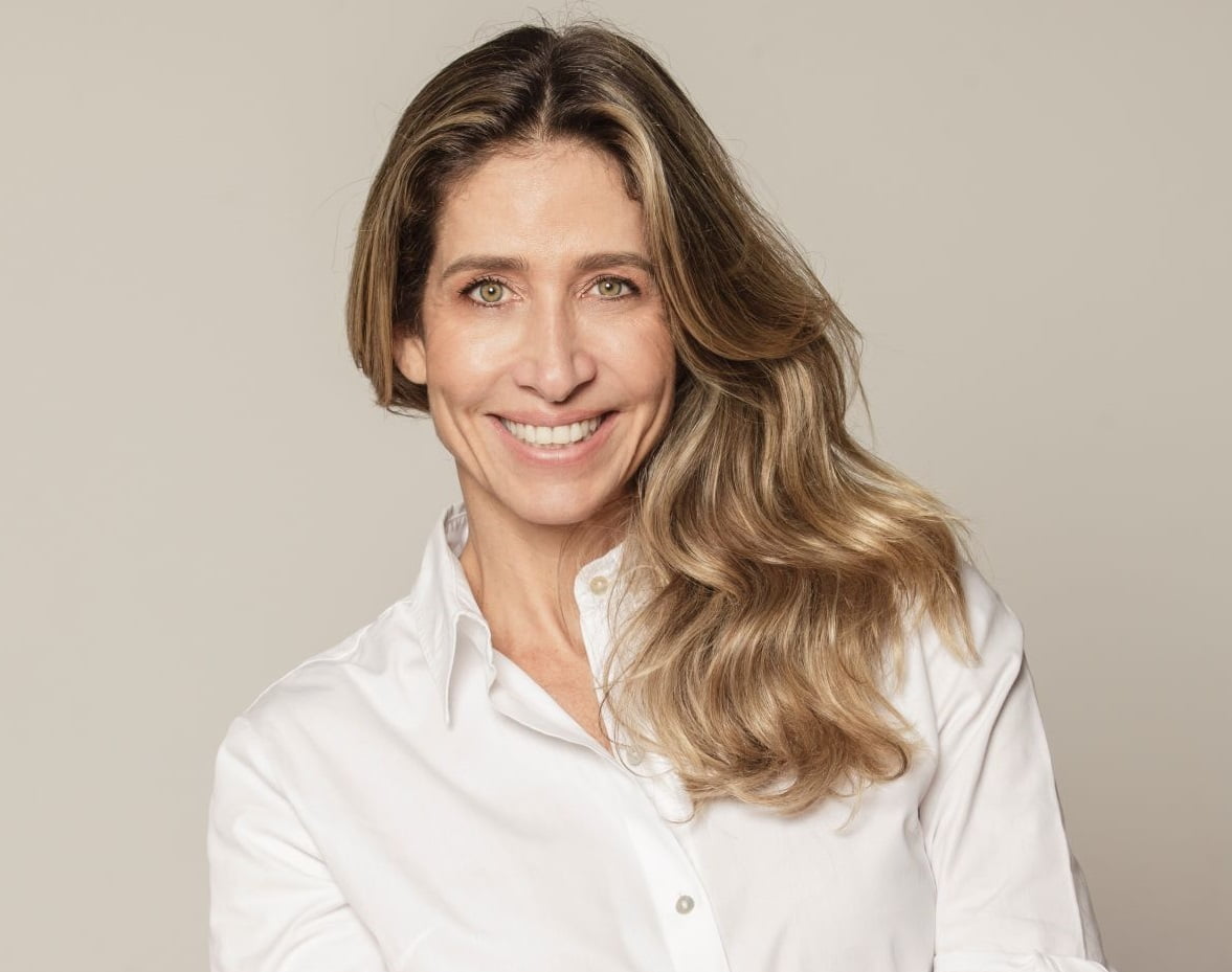 Mãos feminina escrevendo em uma agenda