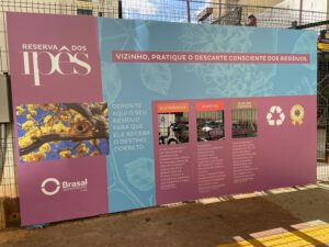 Tapume para descarte correto de resíduos - Brasal (Foto divulgação).