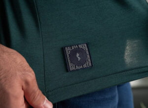 Etiqueta promete abrir garrafas de cerveja sem estragar o tecido (Foto divulgação).