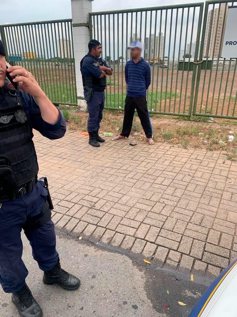 Batata-doce cortada em cima de tábua