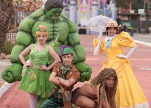 Personagens no parque Happy Land (Divulgação)