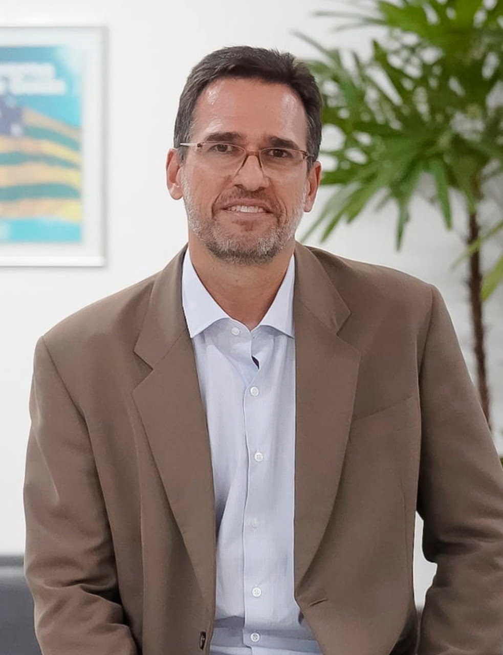 Frasco e seringa de vacina em um fundo verde-claro