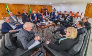 Lula reunido no Palácio do Planalto com a presidente do STF, Rosa Weber, após invasões aos três Poderes (foto Ricardo Stuckert)