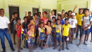 Comunidade quilombola, em Cavalcante, ao receberem kits escolares (Foto Egeziel Castro).