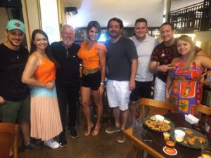 Diretores do Blokinho Aê ao lado dos convidados durante o esquenta do evento (Foto divulgação).