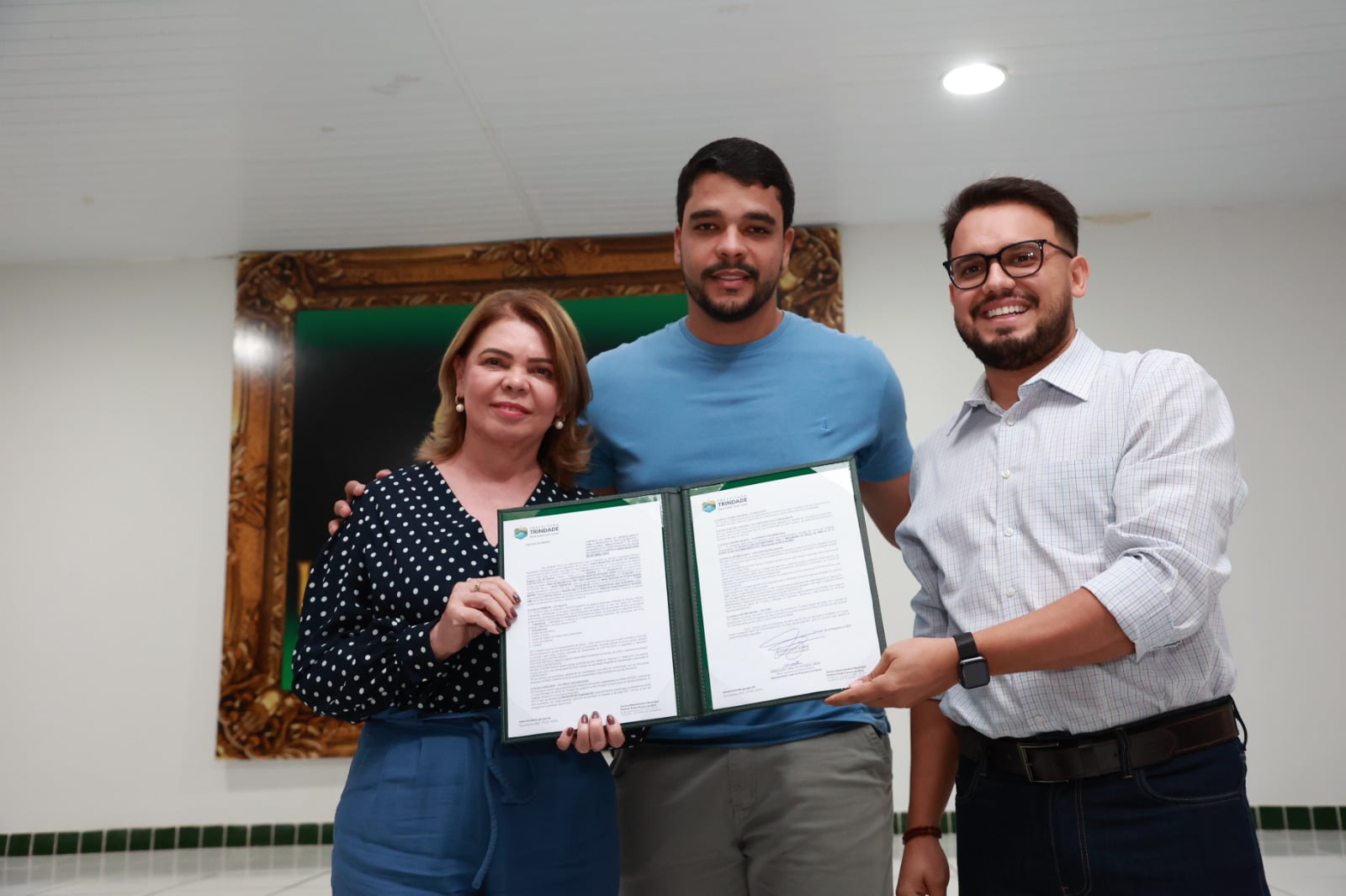 Mulher sentada meditando em um escritório