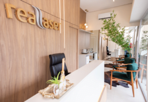 A Clínica Reallaser é projetada pela designer de interiores Viviane Quirino ( Foto Flávio França).