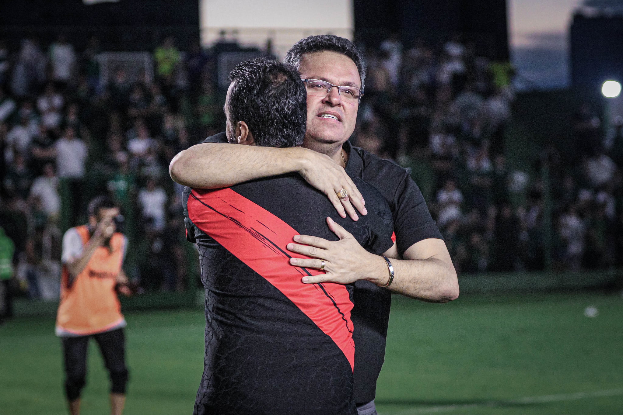 Criança com optometrista na clínica para verificação da visão