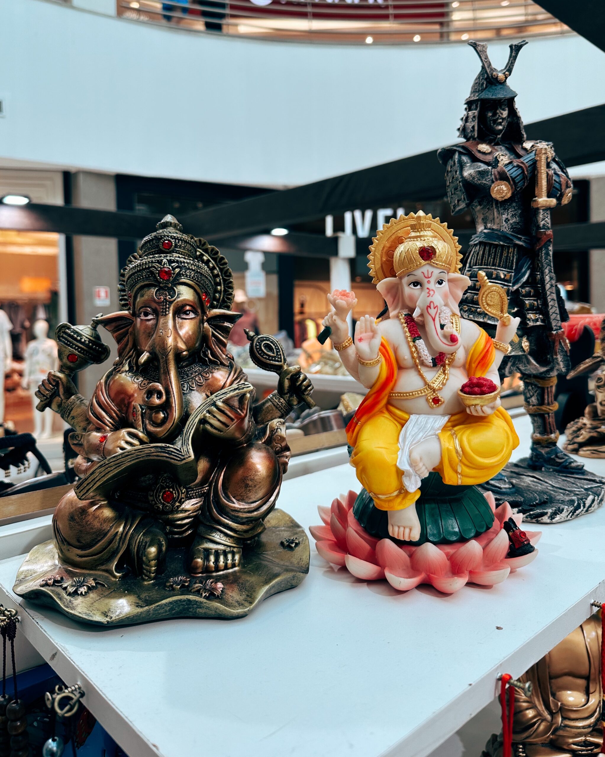 Inúmeros artigos de decoração e vestuário estão disponíveis na Feira Expo Índia (Foto divulgação).