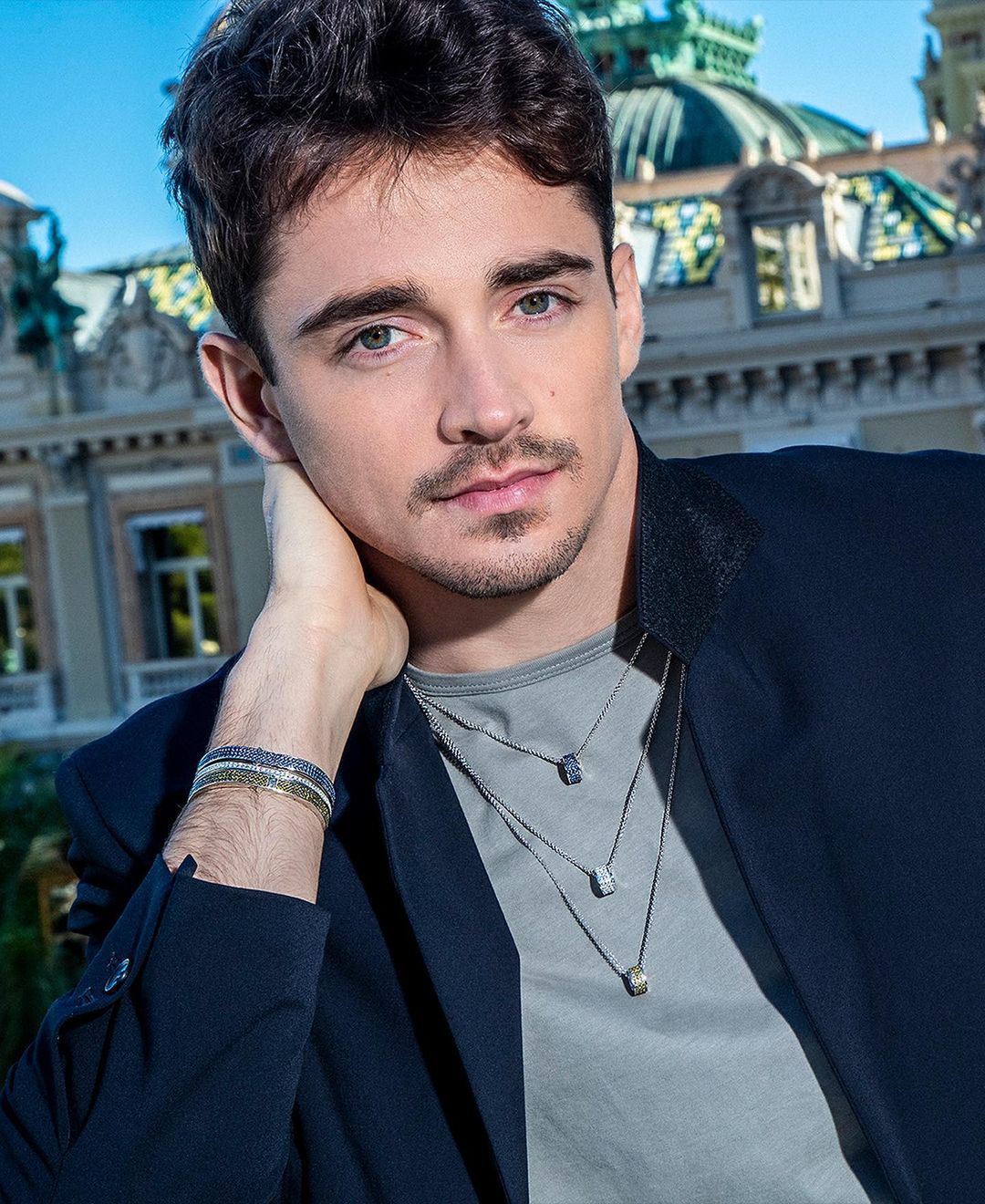 Ilustração do signo de câncer em um fundo roxo