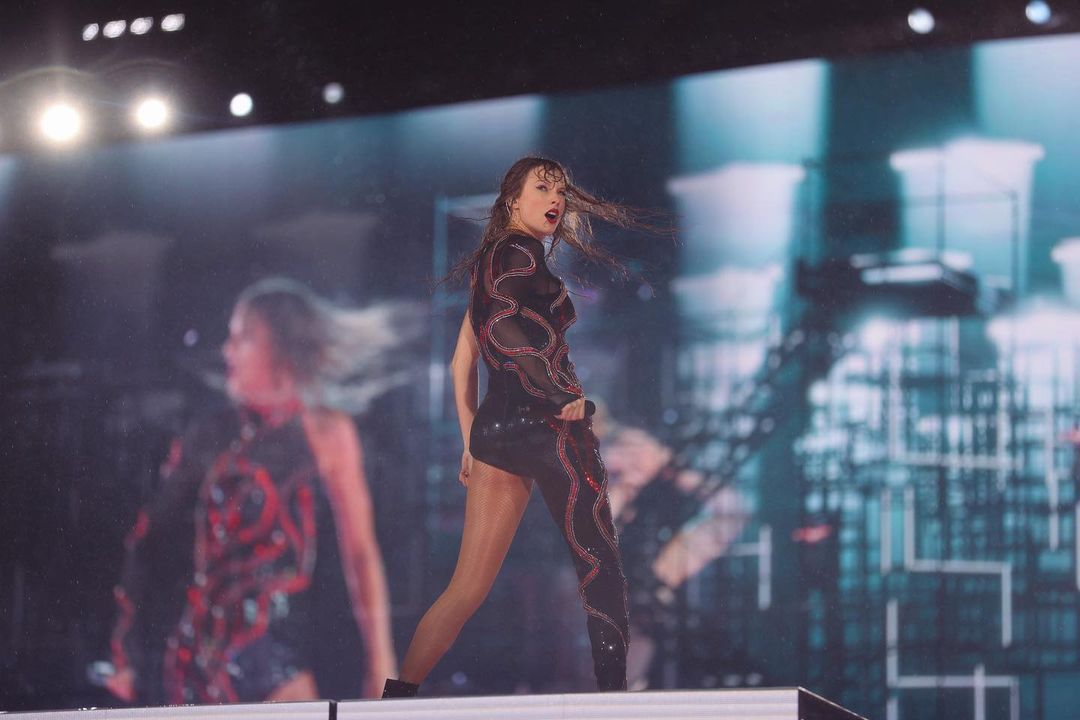 Ilustração do signo de peixes em um fundo roxo