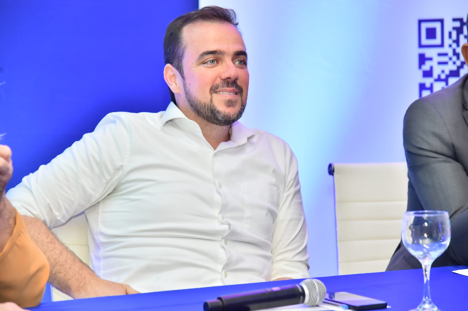 Mulher em um escritório meditando