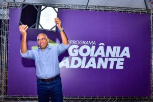 prefeito de goiânia, Rogério Cruz, assina documento de obra do goiânia adiante