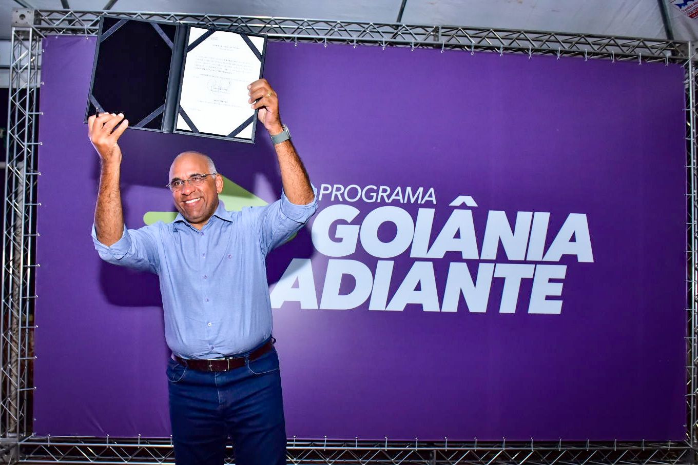 prefeito de goiânia, Rogério Cruz, assina documento de obra do goiânia adiante